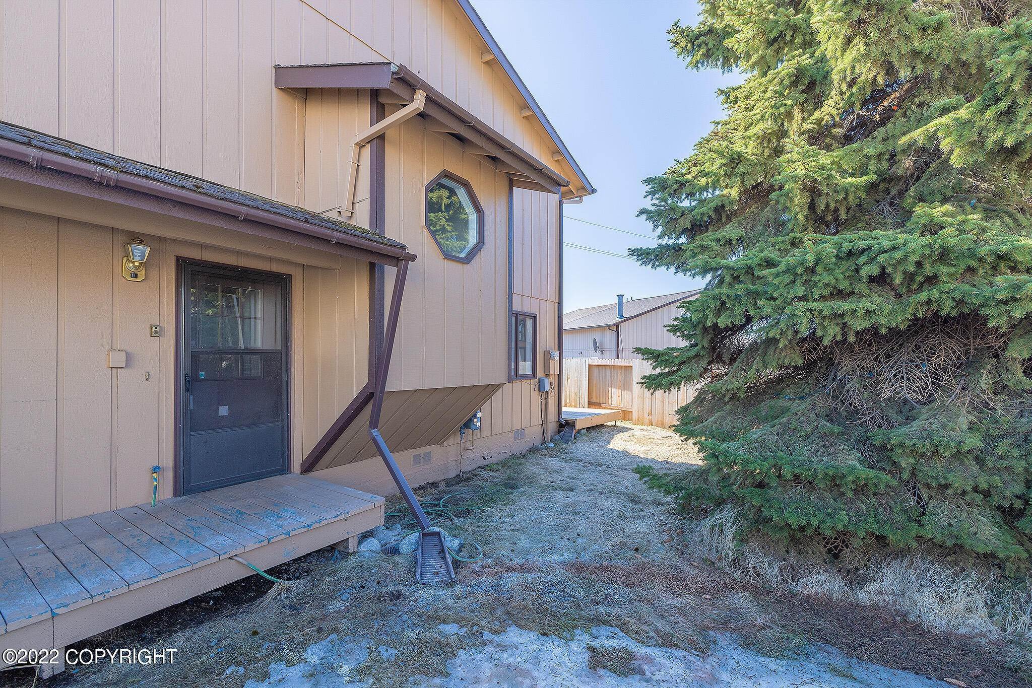 16. Single Family Homes for Sale at 3550 Nebula Circle Anchorage, Alaska 99517 United States