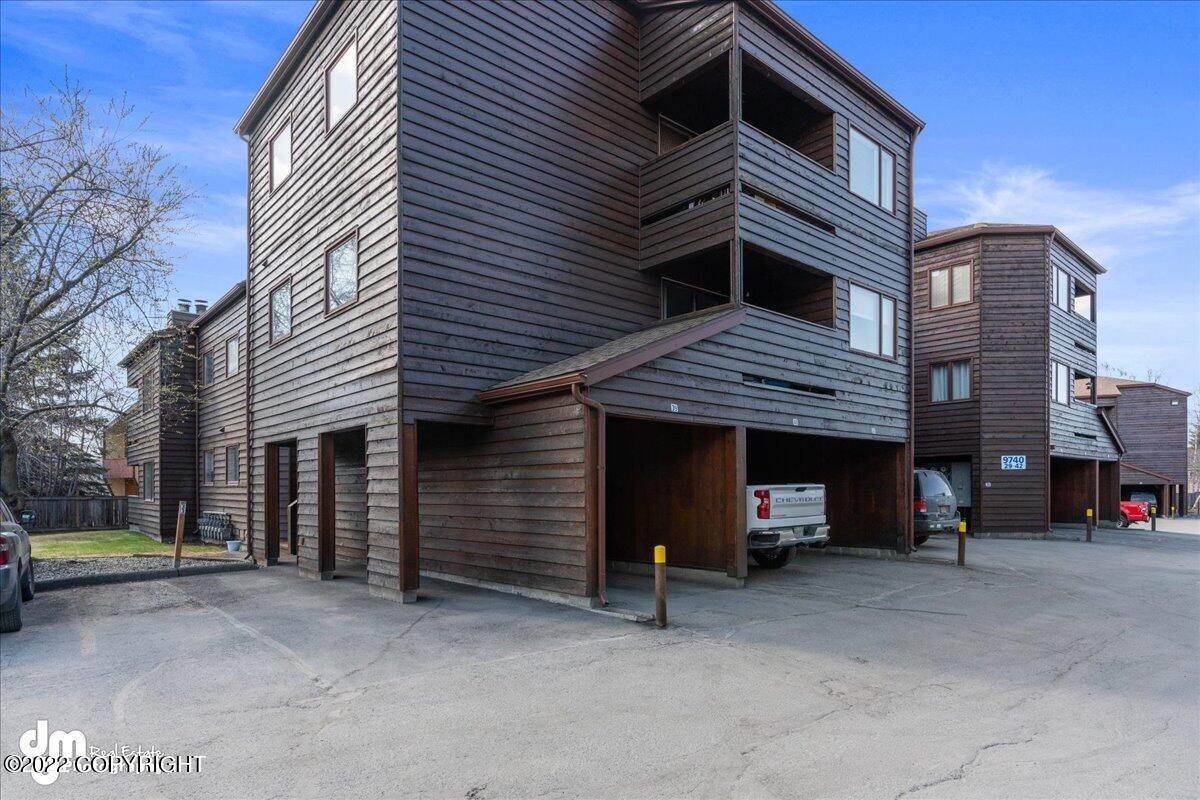 18. Condominiums for Sale at 9740 Vanguard Drive #33 Anchorage, Alaska 99507 United States