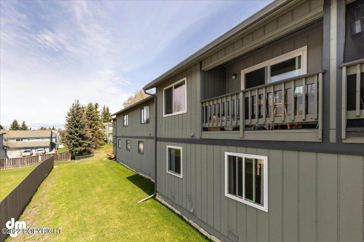 26. Condominiums for Sale at 617 King Arthur Circle #H4 Anchorage, Alaska 99518 United States