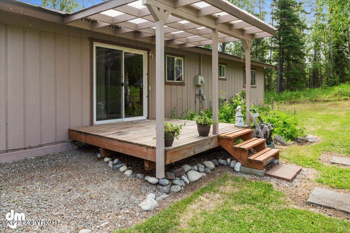 37. Single Family Homes for Sale at 2300 N Iliamna Drive Wasilla, Alaska 99654 United States