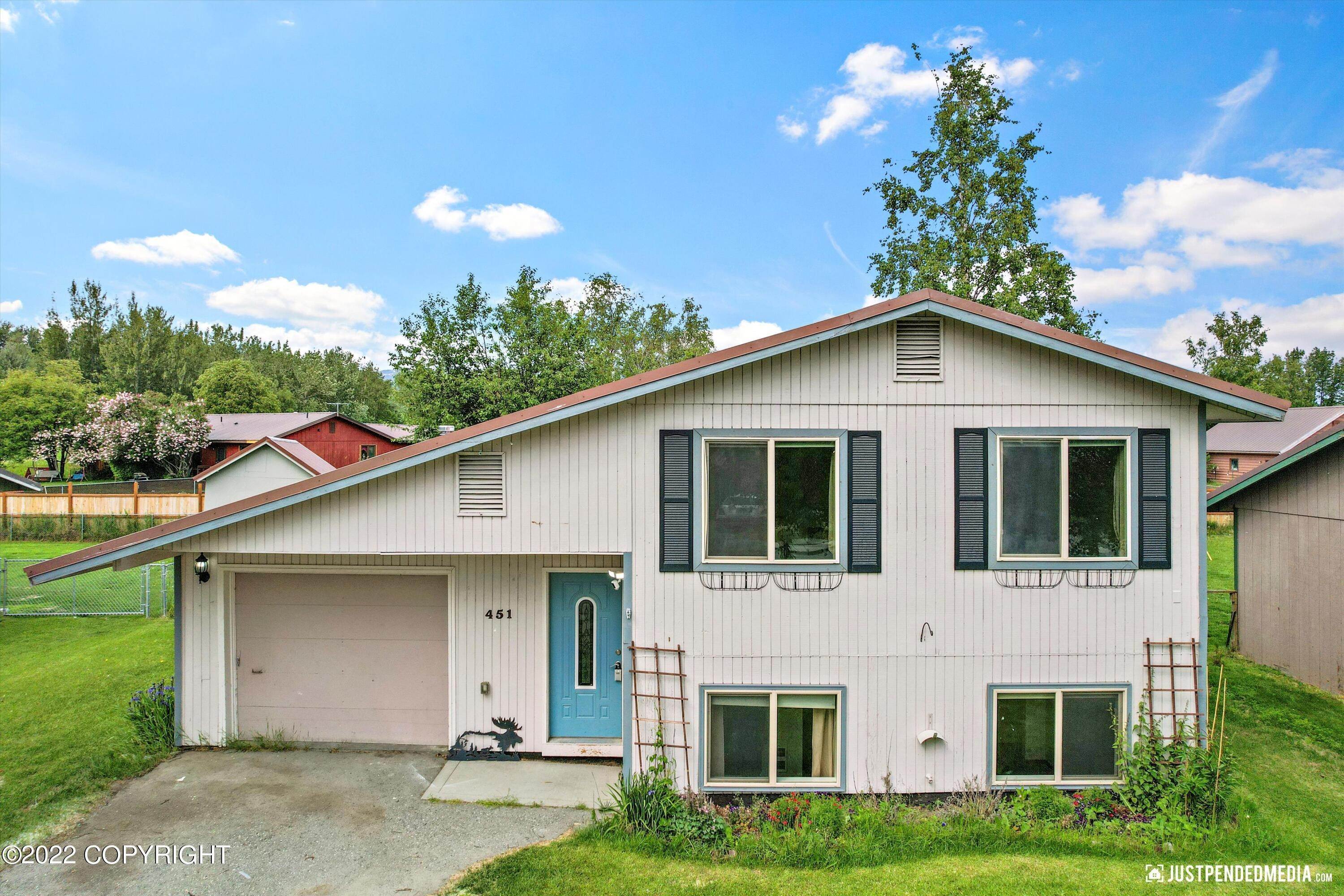 31. Single Family Homes for Sale at 451 E Eagle Avenue Palmer, Alaska 99645 United States
