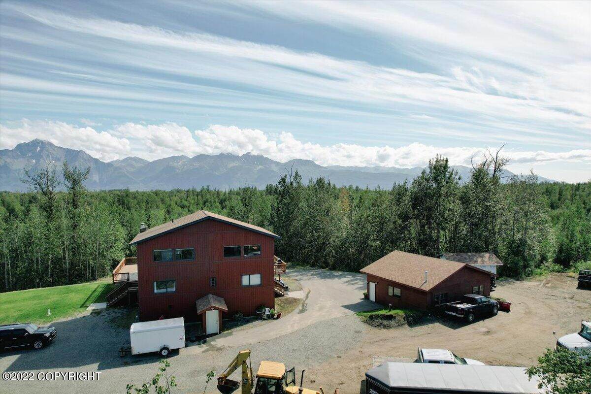 11. Single Family Homes for Sale at 700 N Golden Hills Drive Wasilla, Alaska 99654 United States