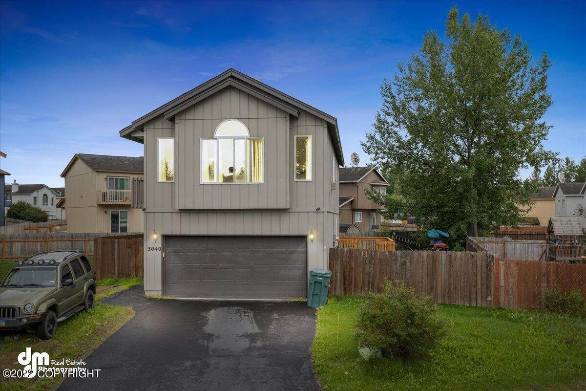 Single Family Homes 为 销售 在 3040 E 64th Avenue Anchorage, 阿拉斯加州 99507 美国