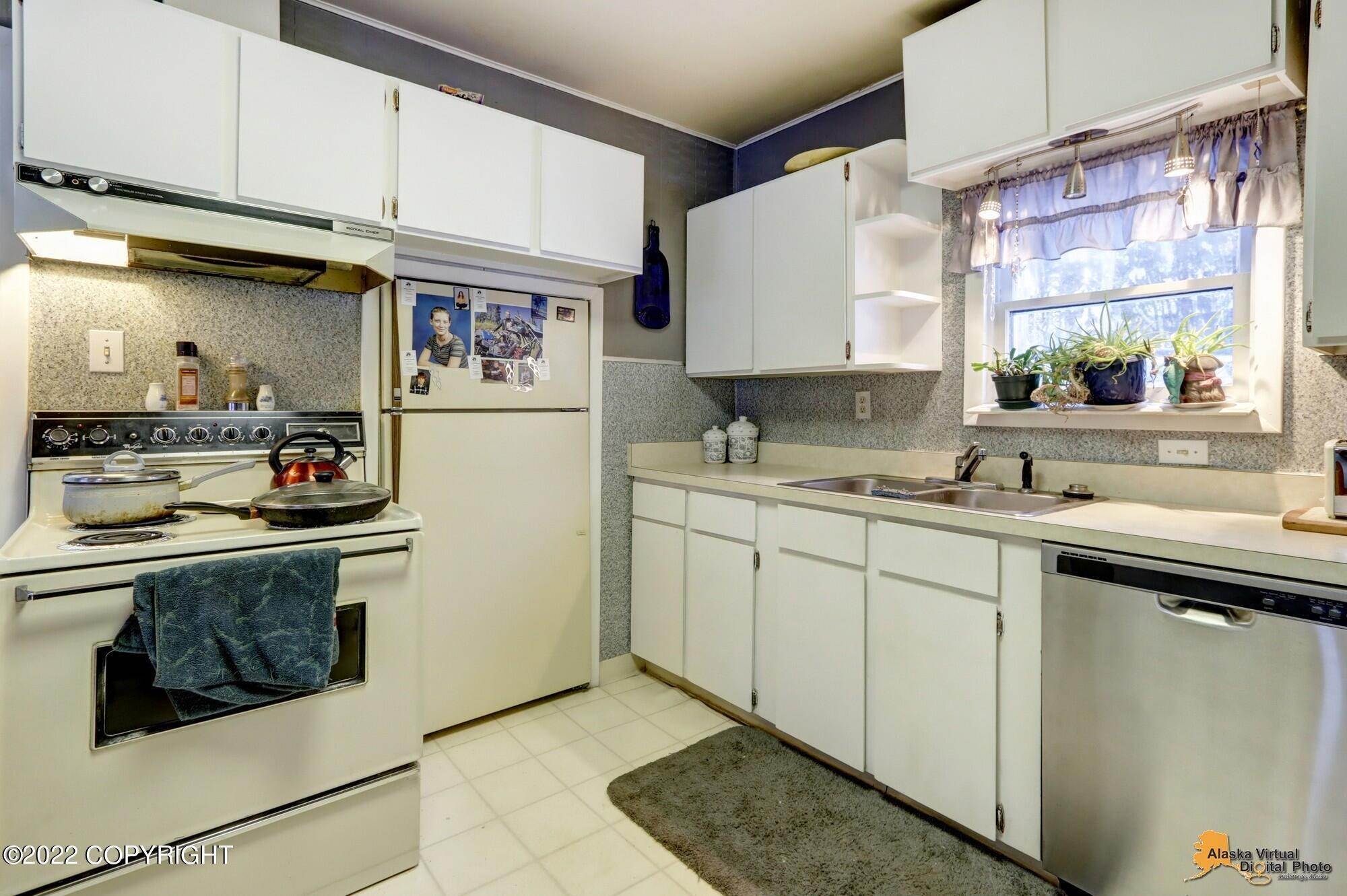 16. Single Family Homes for Sale at 5930 E 34th Avenue Anchorage, Alaska 99504 United States