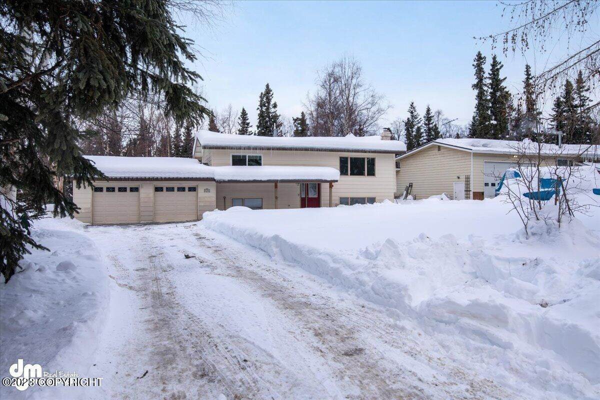 31. Single Family Homes for Sale at 5601 Whispering Spruce Drive Anchorage, Alaska 99516 United States
