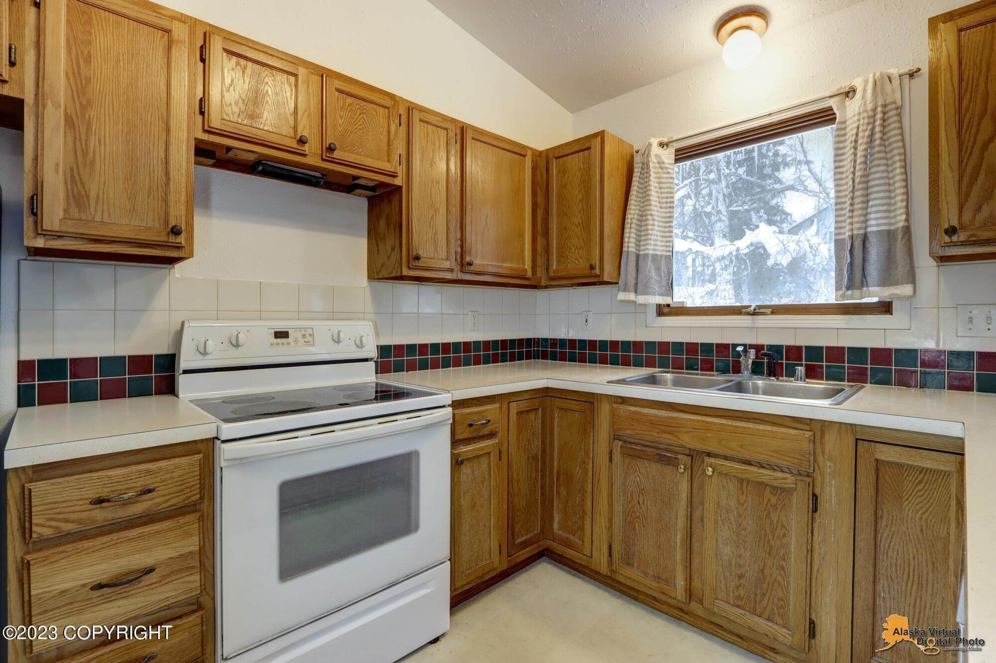 18. Single Family Homes for Sale at 18111 Hidden Falls Avenue Eagle River, Alaska 99577 United States