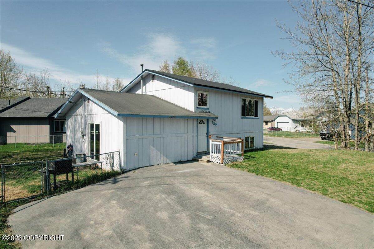 37. Single Family Homes for Sale at 137 E Caribou Avenue Palmer, Alaska 99645 United States