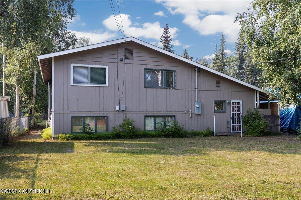 27. Single Family Homes for Sale at 412 Iditarod Avenue Fairbanks, Alaska 99701 United States
