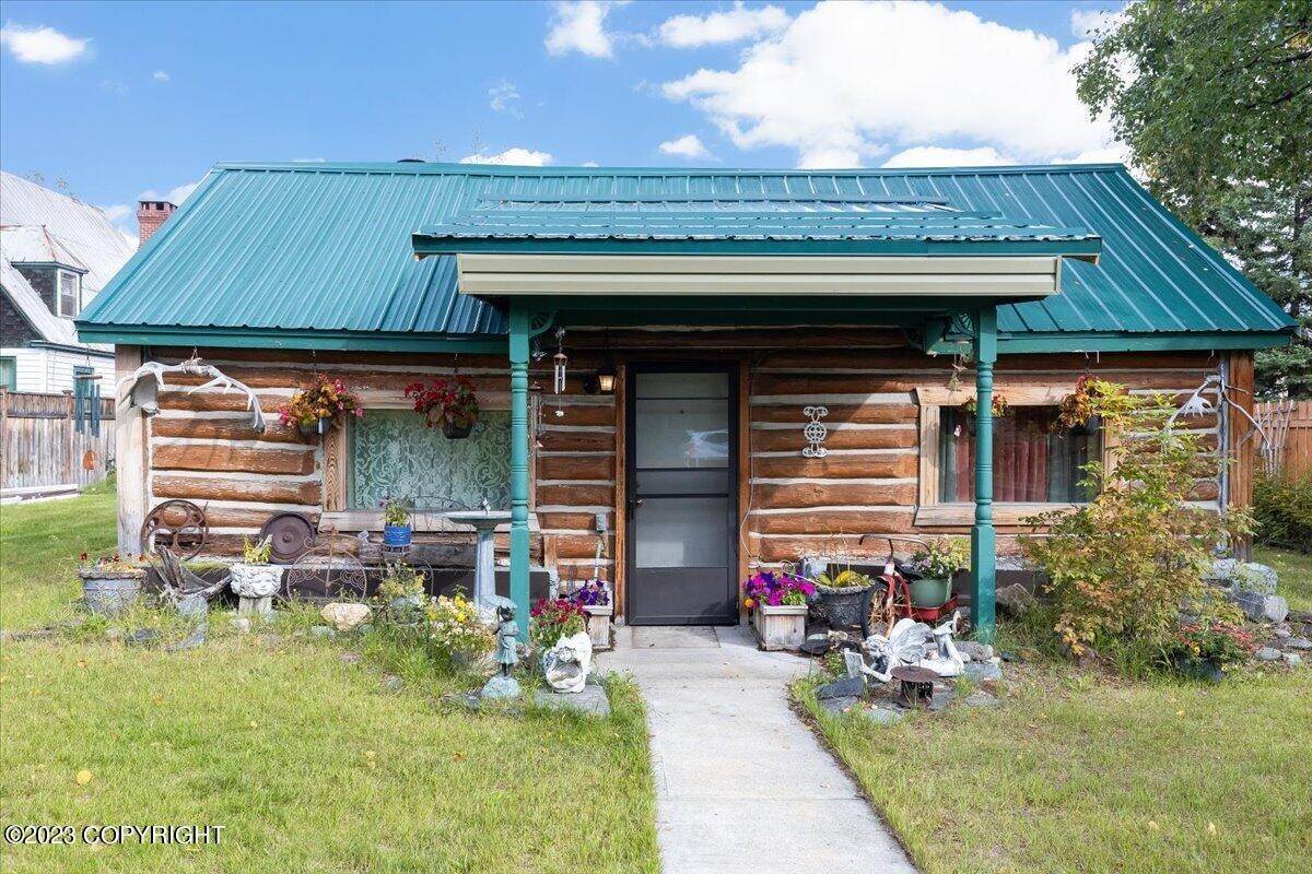 20. Single Family Homes for Sale at 804 7th Avenue Fairbanks, Alaska 99701 United States