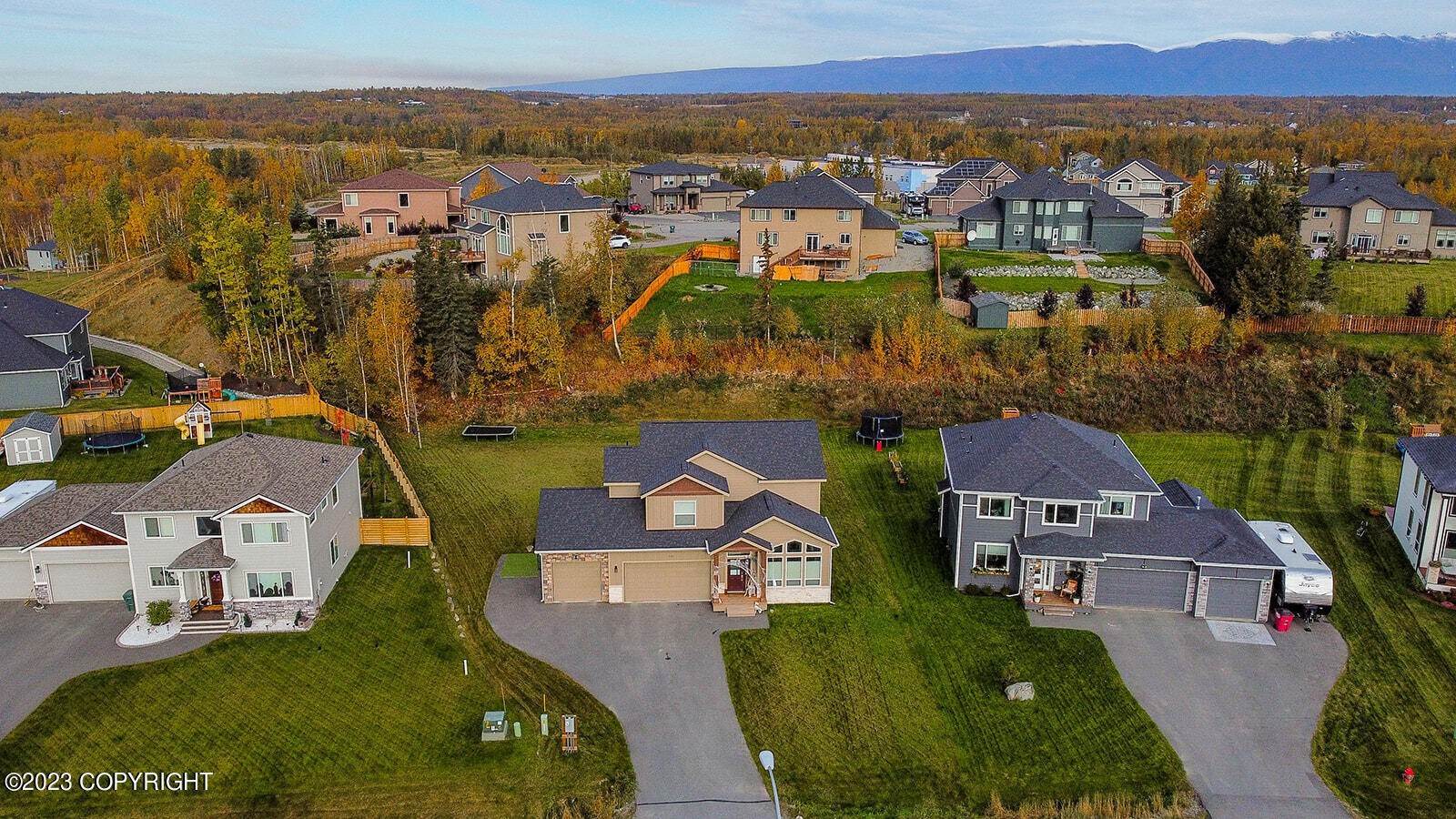 37. Single Family Homes for Sale at 5101 E Henhouse Loop Wasilla, Alaska 99654 United States