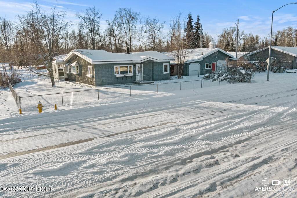 37. Single Family Homes for Sale at 131 W Redoubt Avenue Soldotna, Alaska 99669 United States