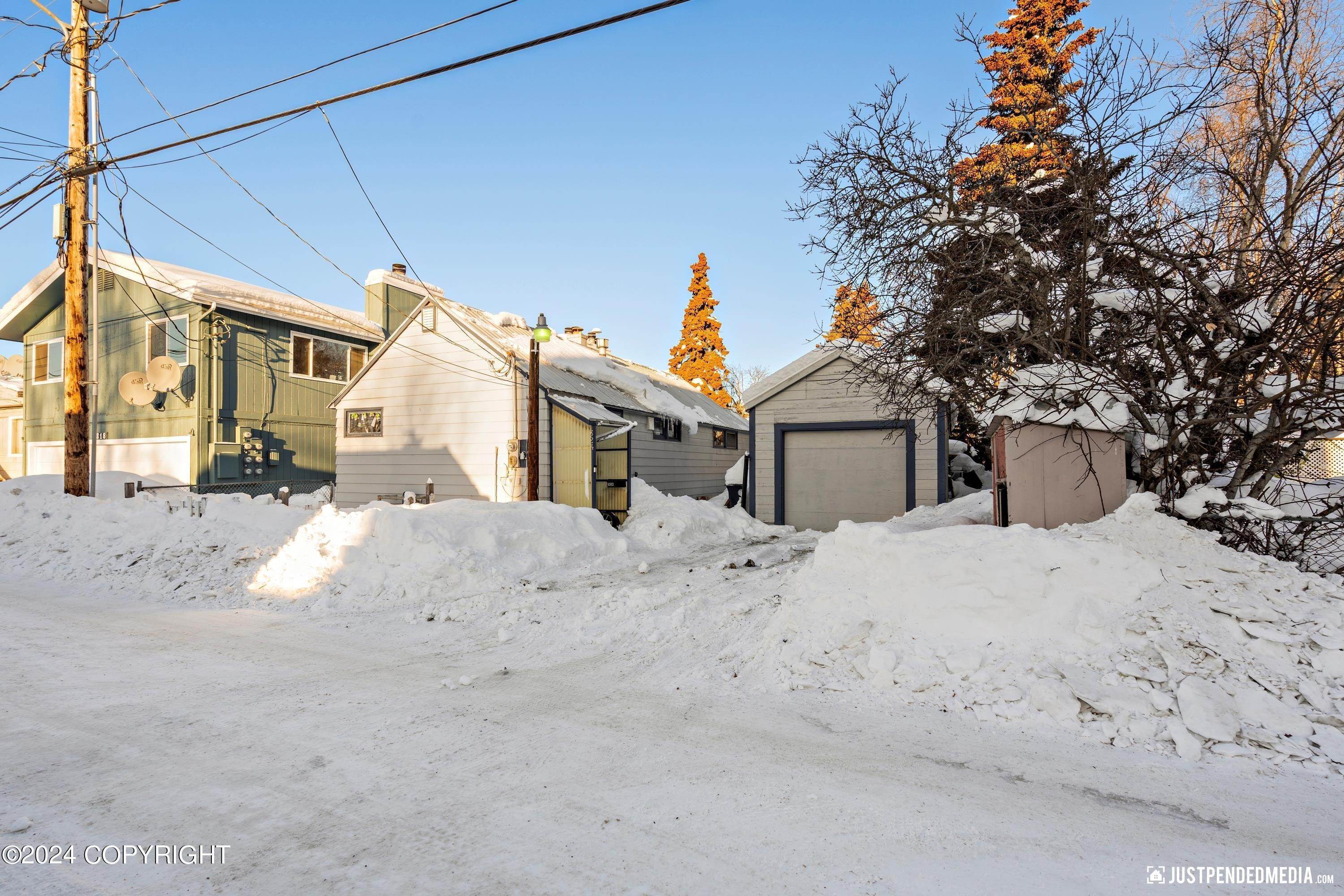 5. Single Family Homes for Sale at 324 E 9th Avenue Anchorage, Alaska 99501 United States
